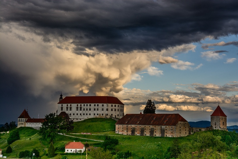 Kaotično nebo nad Ptujskim gradom by Matej Štegar
