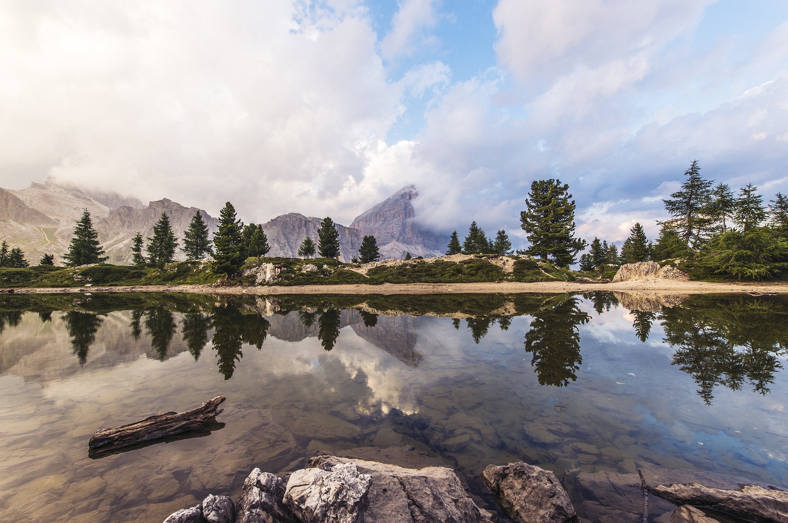 Jezerce v Dolomitih by A