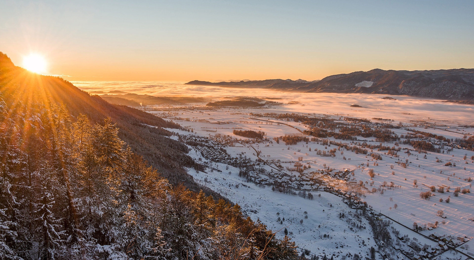Vzhod nad Kašarijo by A