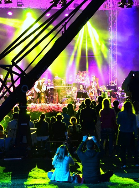 Poletni koncert. by Lojze Burja