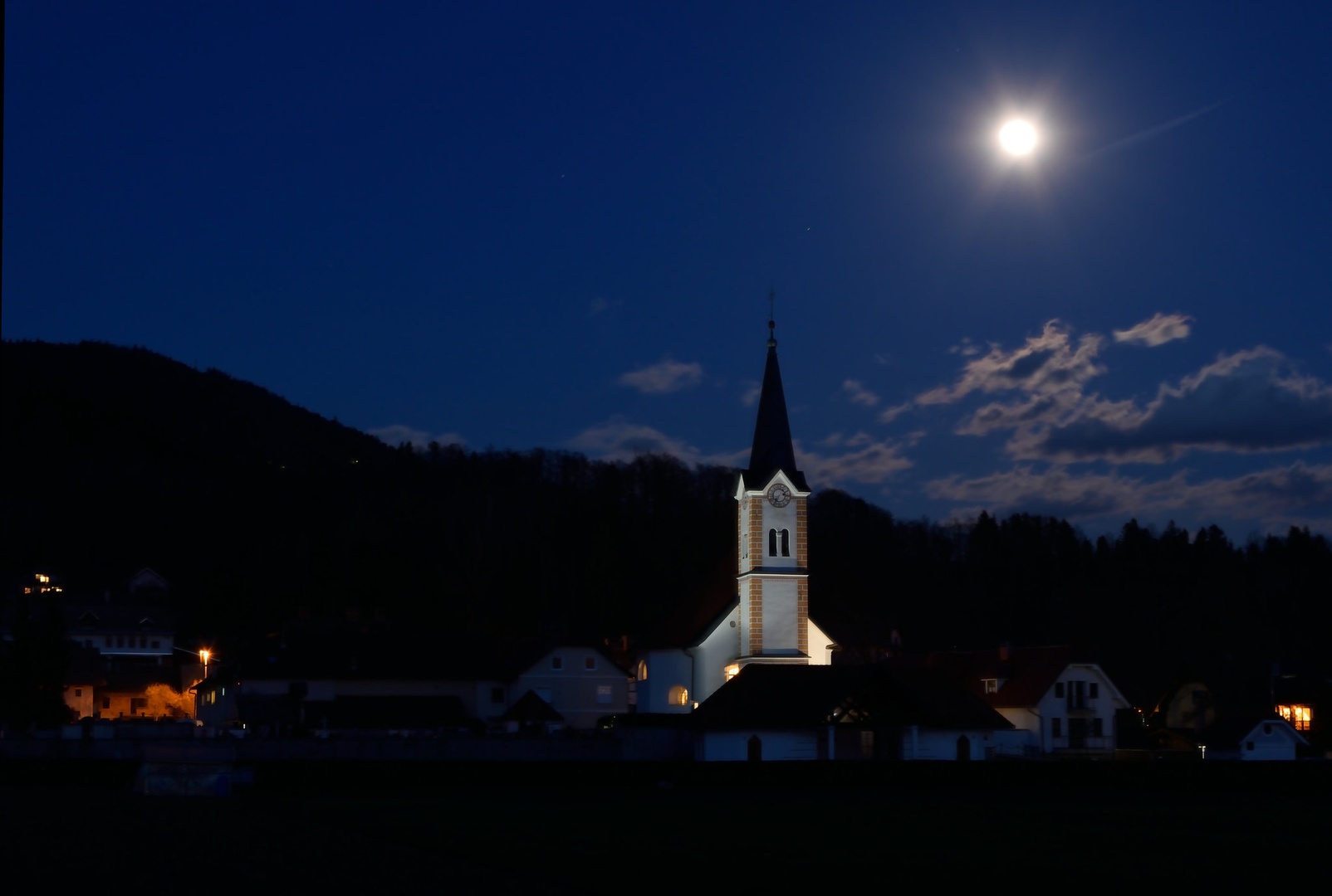 Luna nad vasjo. by Boris Novković