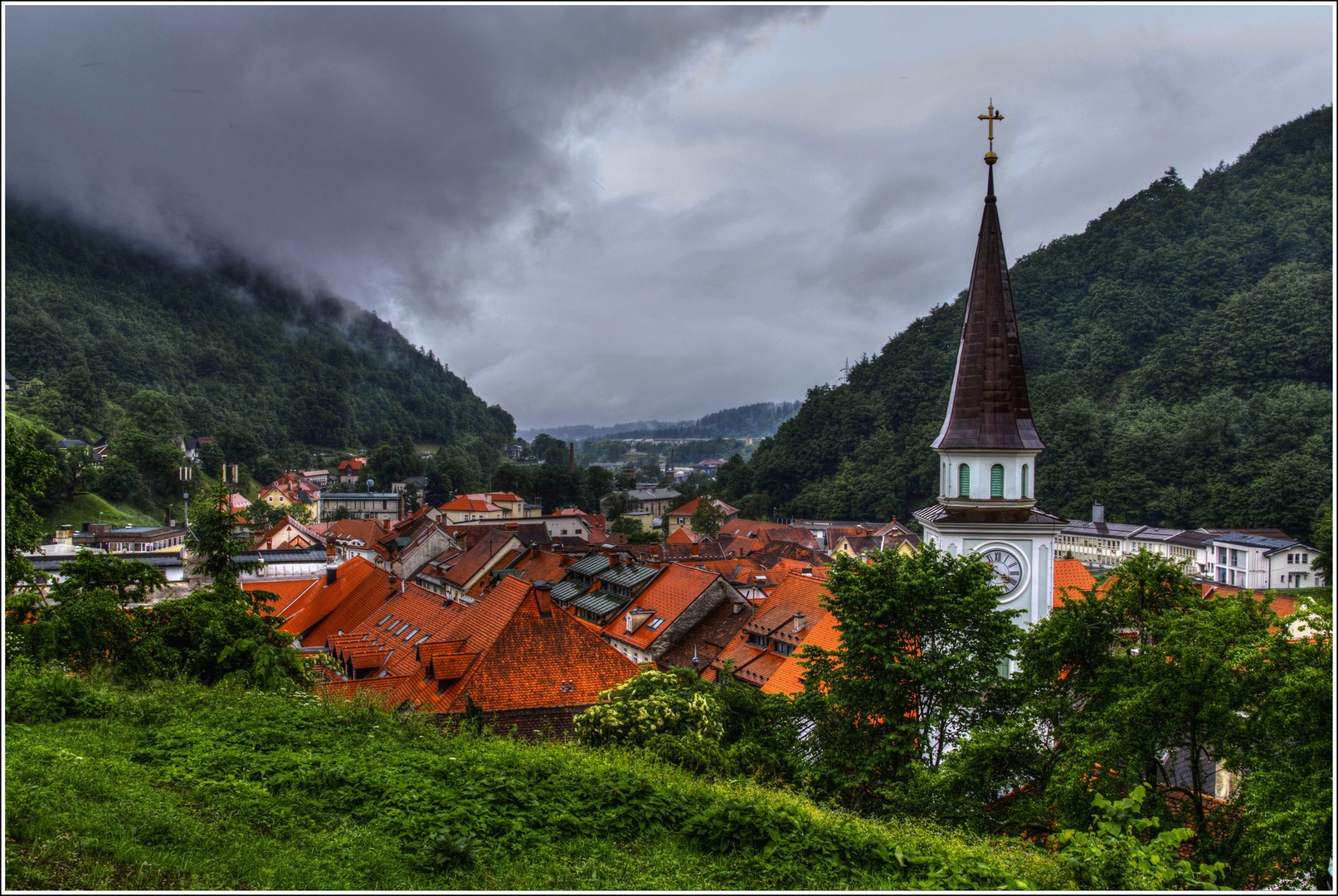 Oblaki nad mestom. by Boris Novković