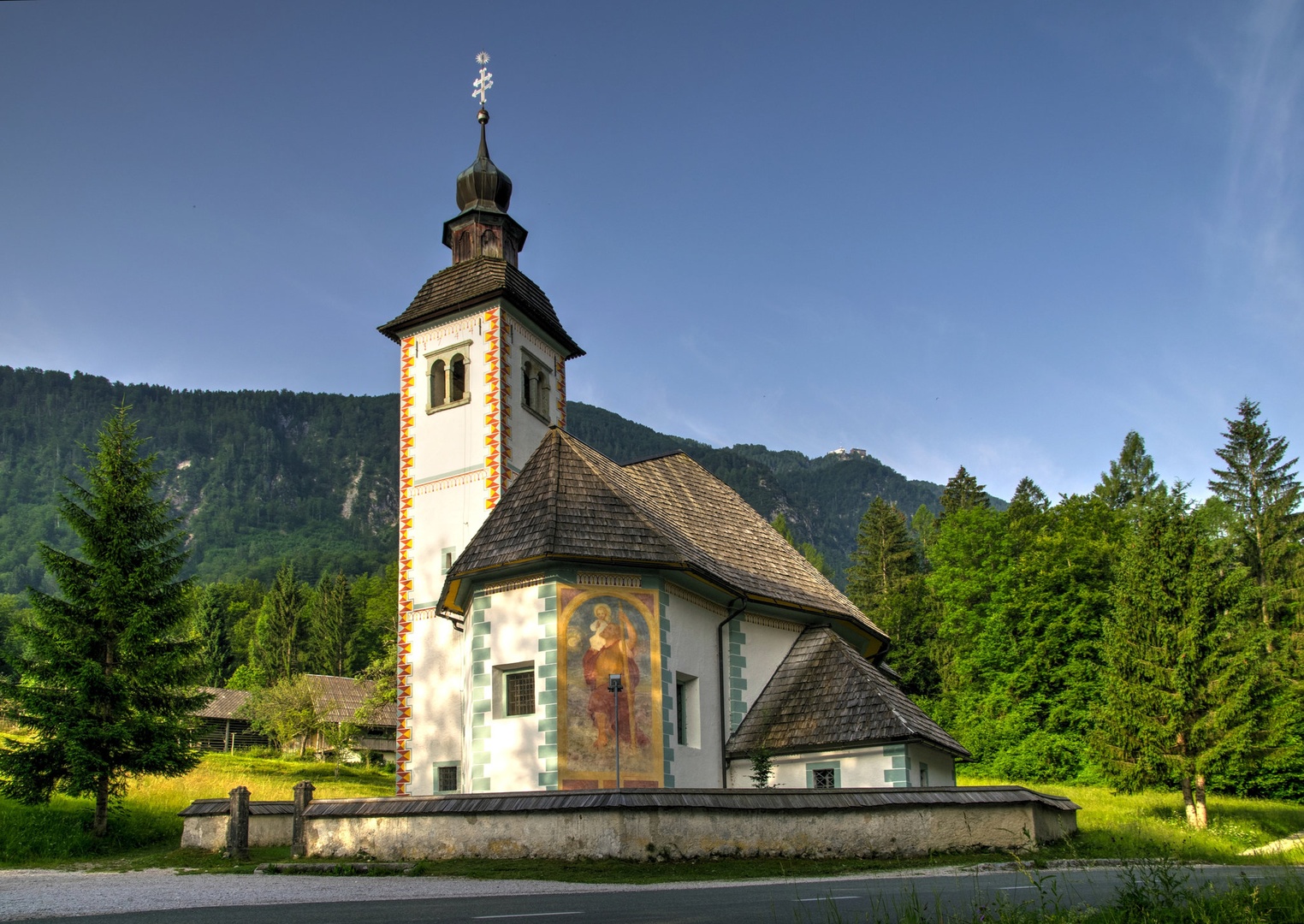 Cerkev Sv. Duha ob Bohinjskem jezeru. by Boris Novković