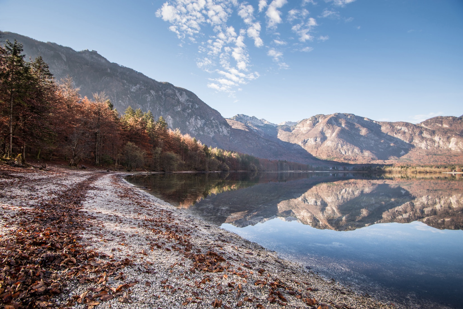 Bohinjsko jezero v jesenskem času. by Boris Novković