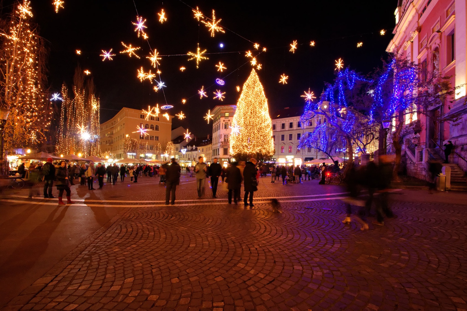 Praznično okrašena Ljubljana. by Boris Novković