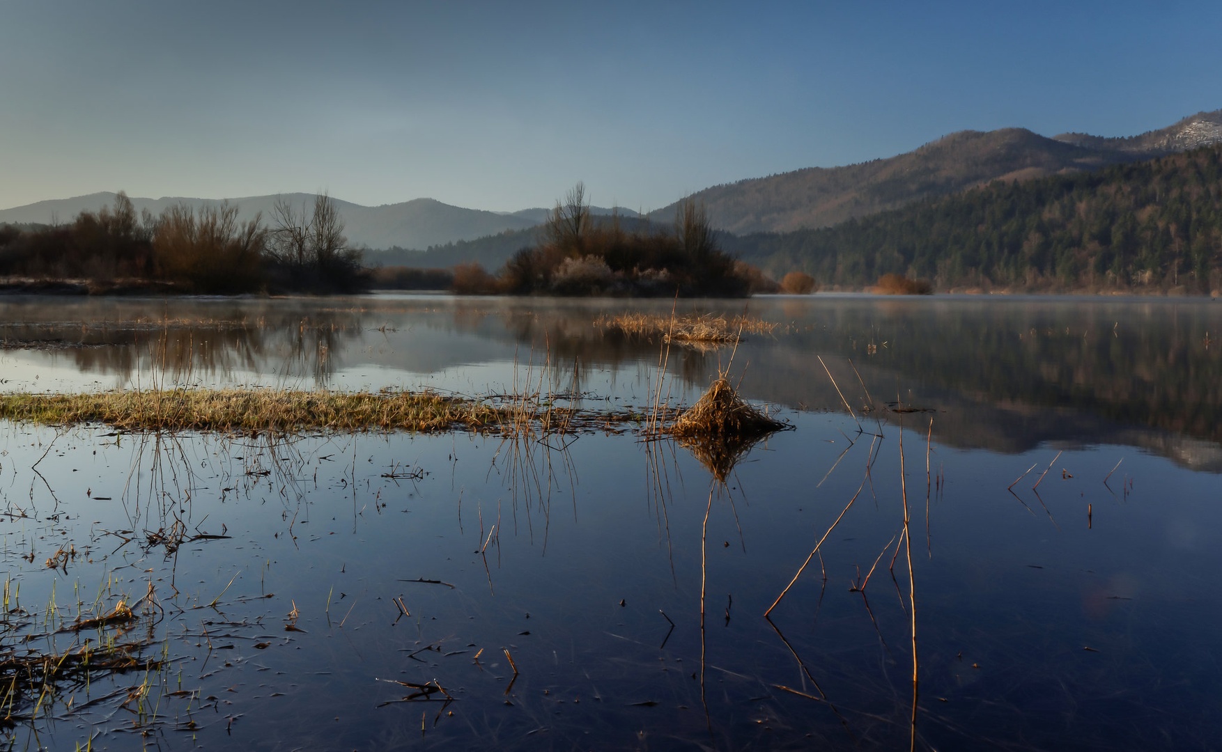Cerkniško jezero ob zlati uri. by Boris Novković