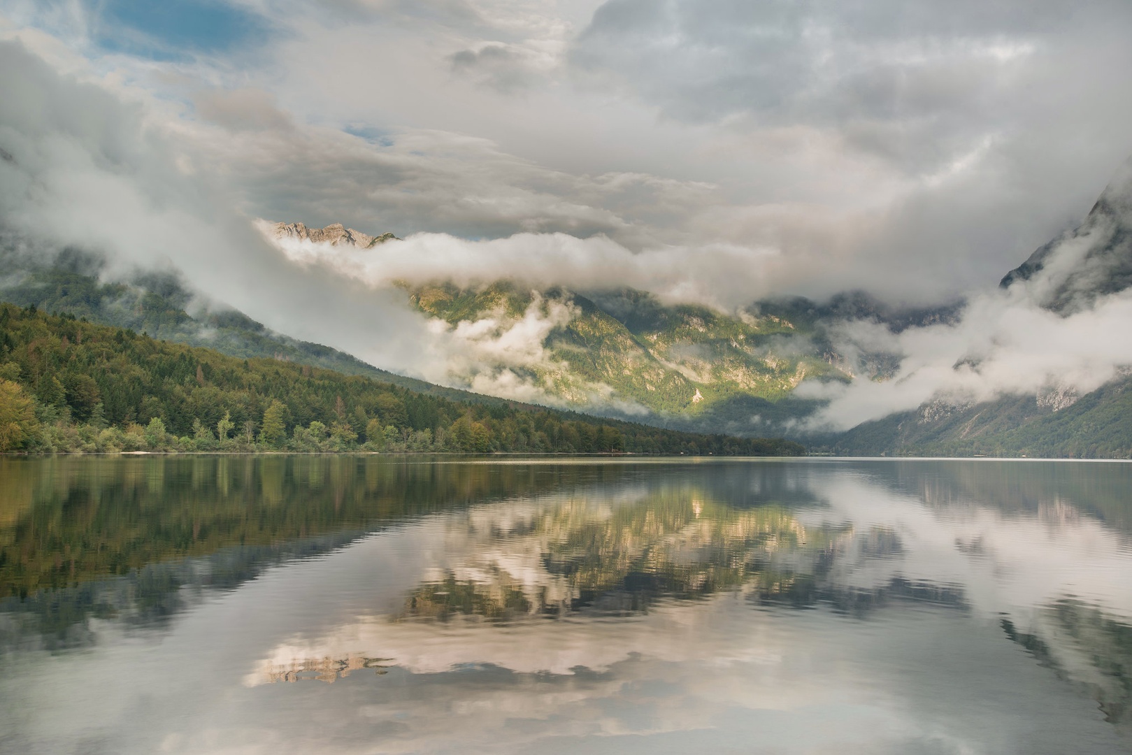 Jutro ob Bohinjskem jezeru. by Boris Novković