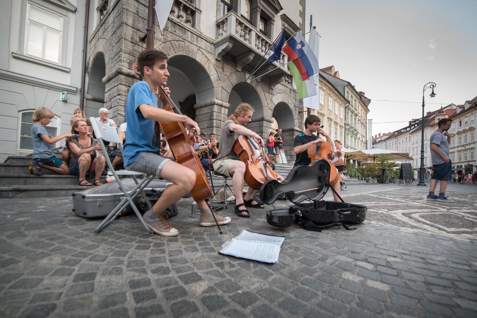 Pred mestno hišo. by Boris Novković