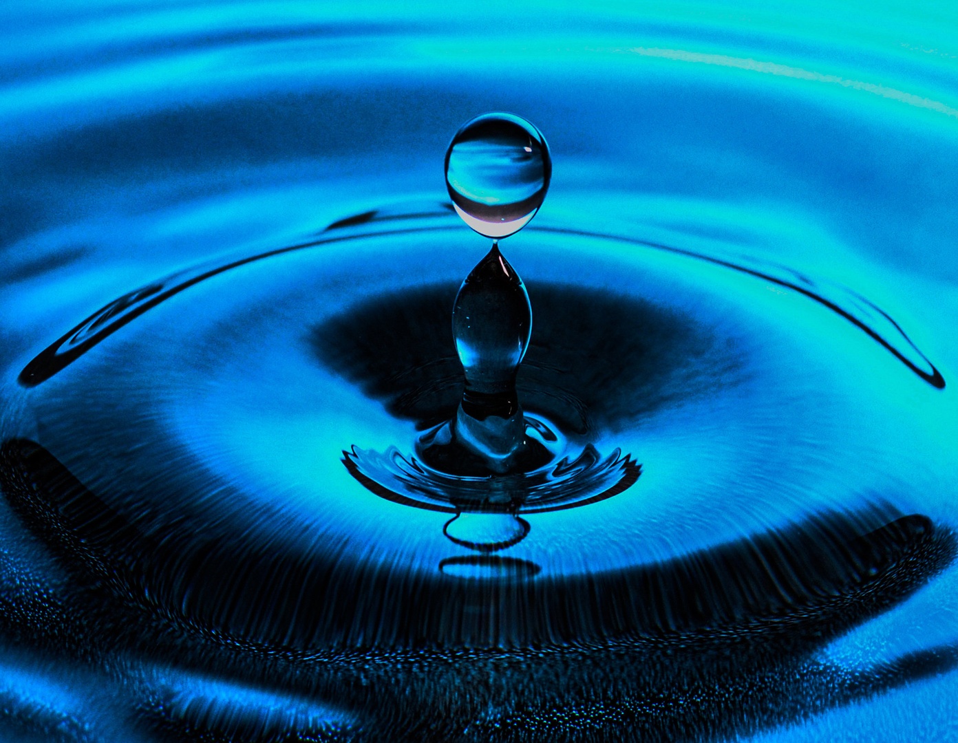 water drop by Damijan Ožvatič