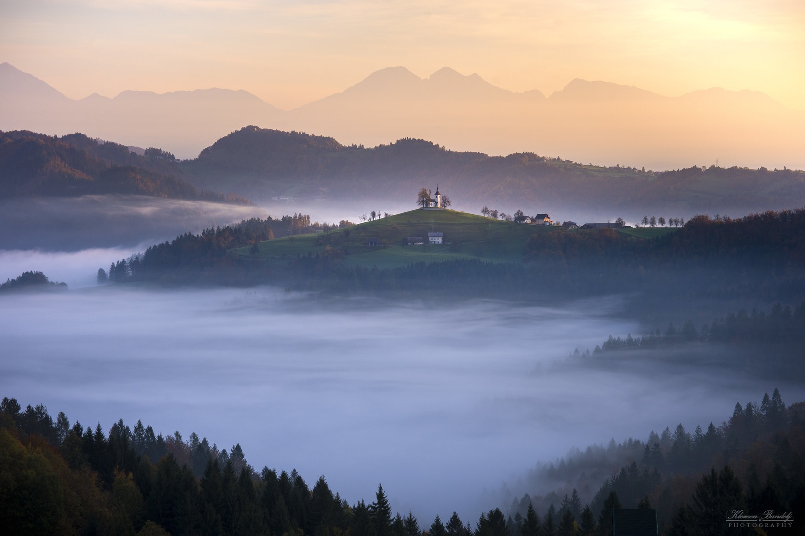 Prvi žarki nad meglo by Klemen Bandelj
