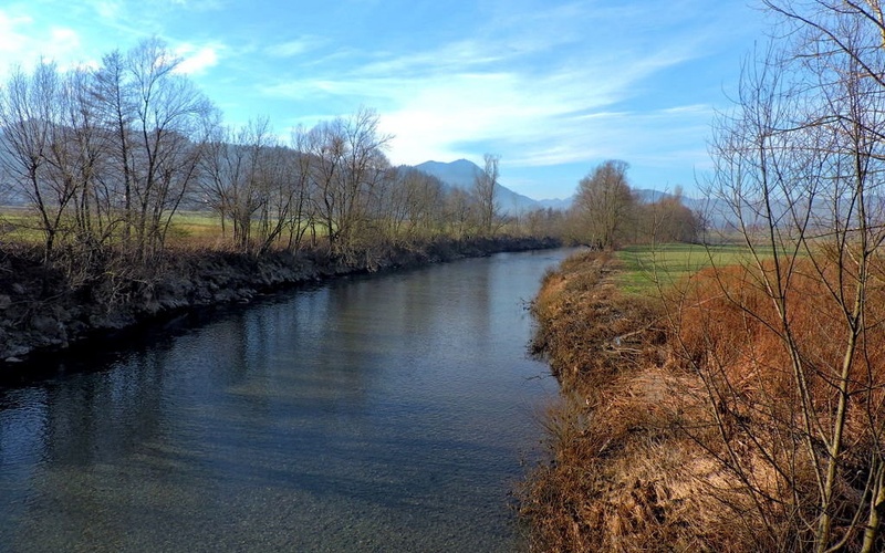 Pri reki Sori s pogledom na Lubnik by Irena Zupanec