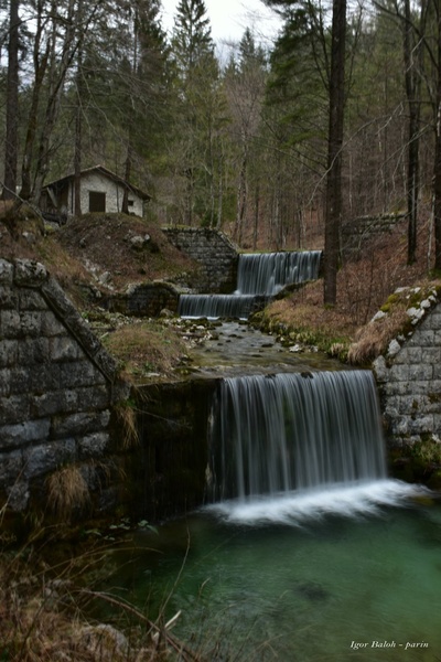 Bela ter špere oz. kamnitne rečne pregrade by Parin photo