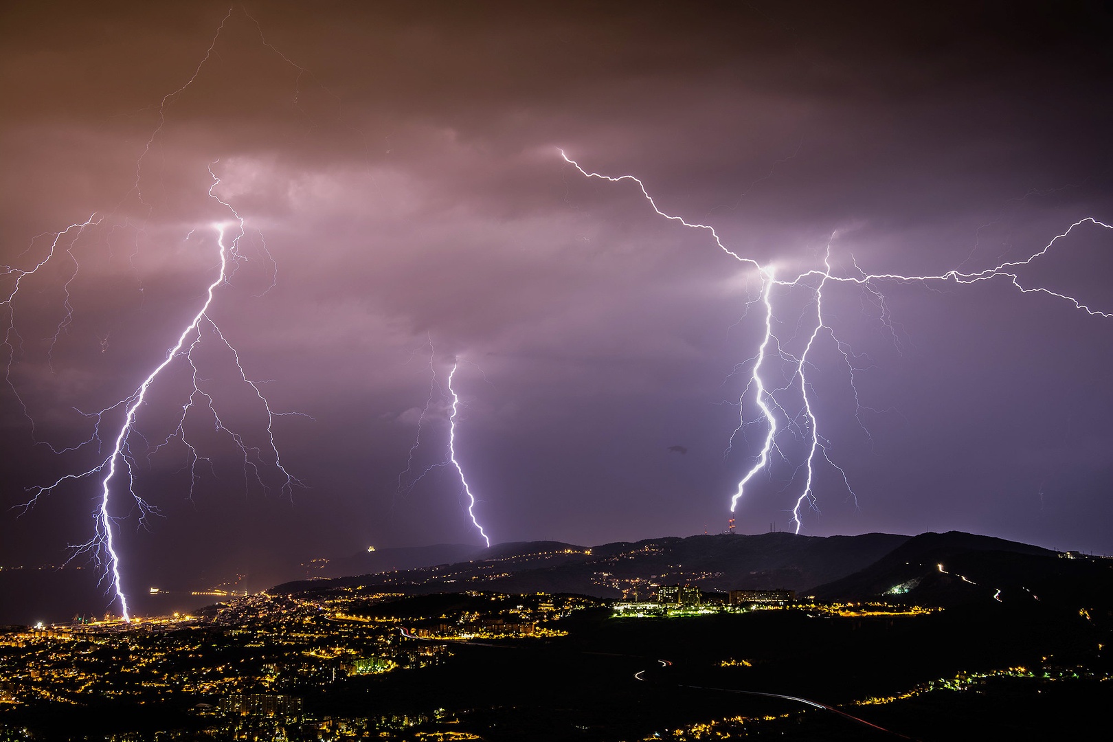 Strele nad mestom... by Dejan Košir