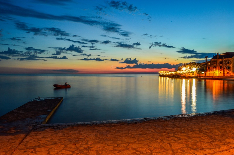 umag po soncnem zahodu by Rok Sturm