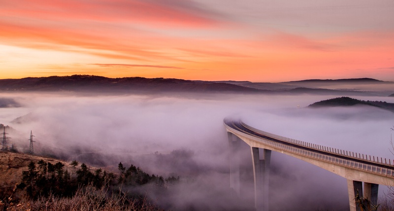 Sončni vzhod nad viaduktom by Rok Sturm