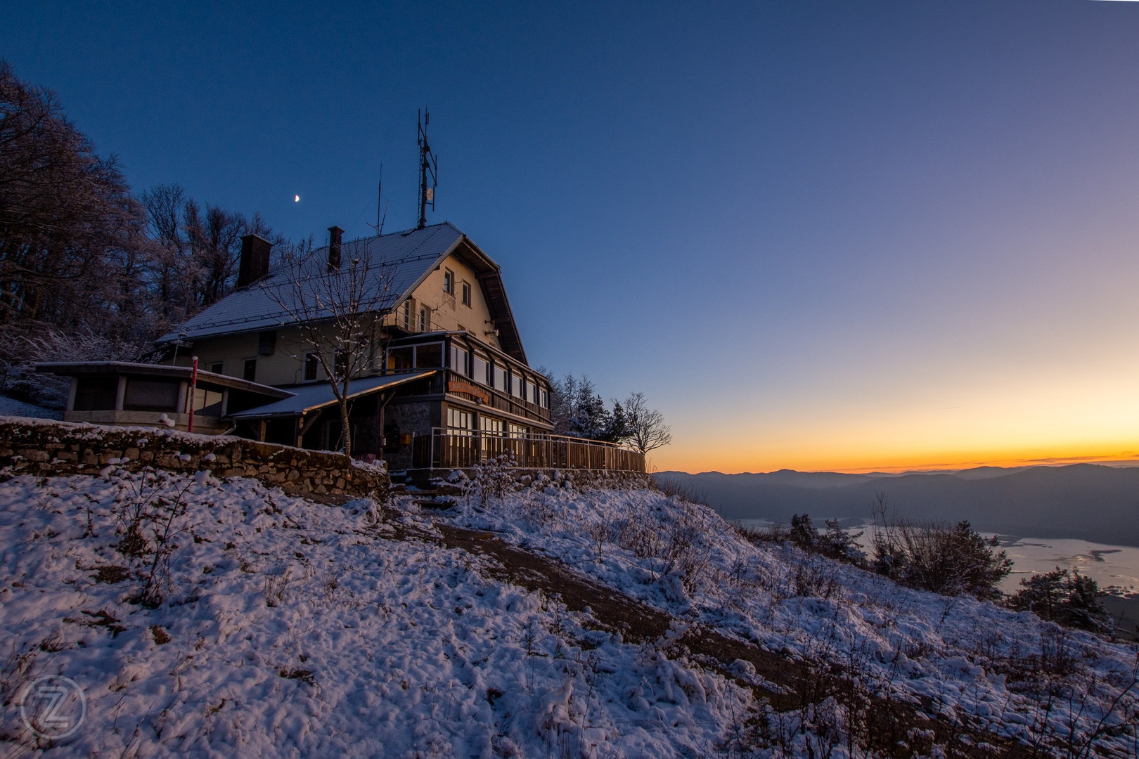 Koča na Slivnici by Zoran Vidrih