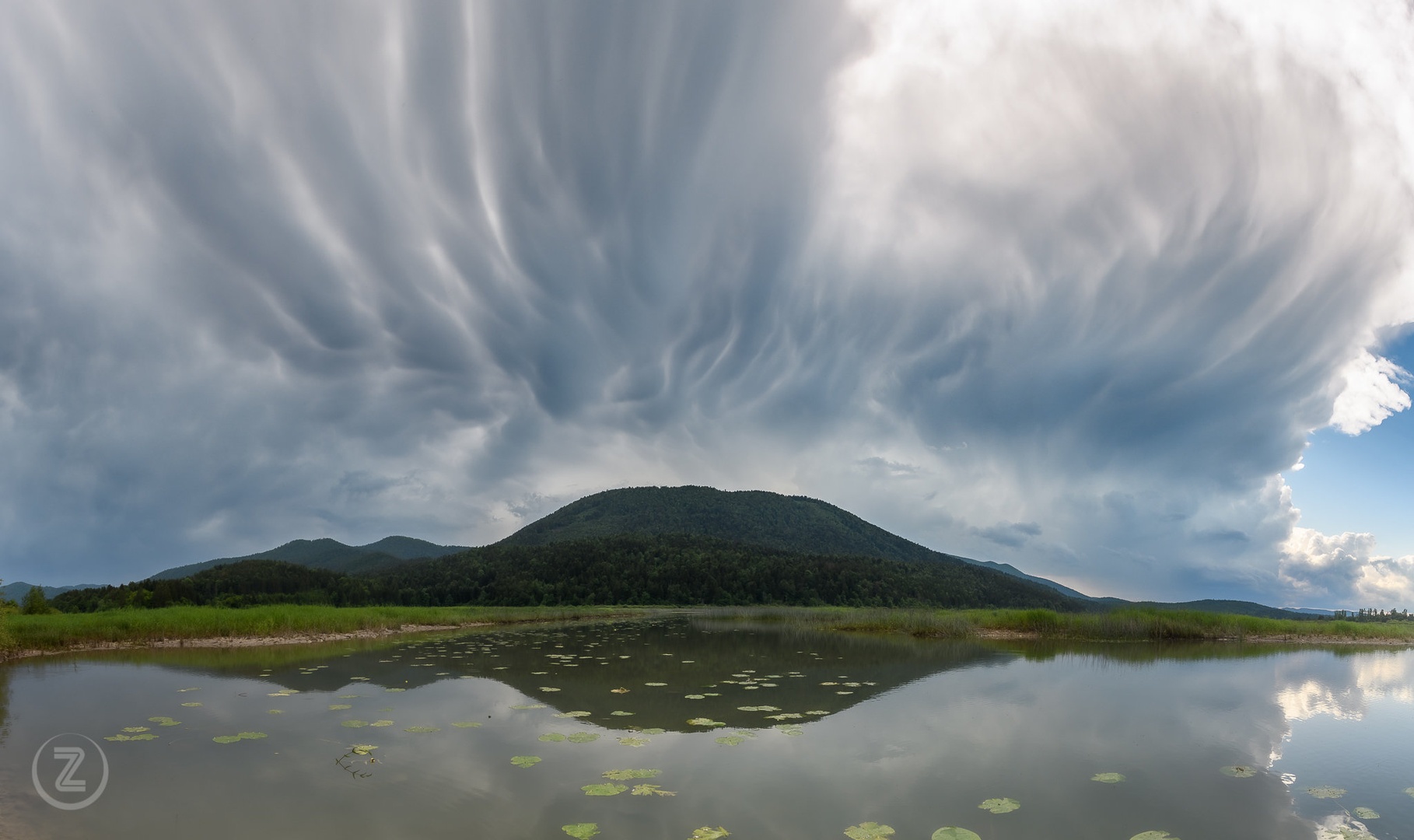 Spektakel nad Cerkniškim jezerom. by Zoran Vidrih
