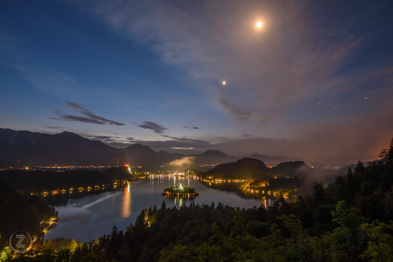 Luna in Venera nad Blejskim jezerom by Zoran Vidrih