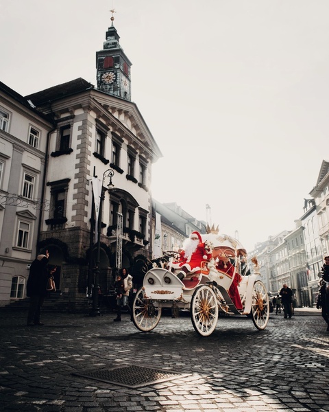 Santa is leaving the city ... by dudo123