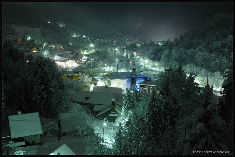 Idrija ponoči by RobertZ