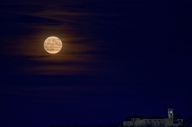 POLNA LUNA NAD GRADOM by CEVAMUS SUMAVEC
