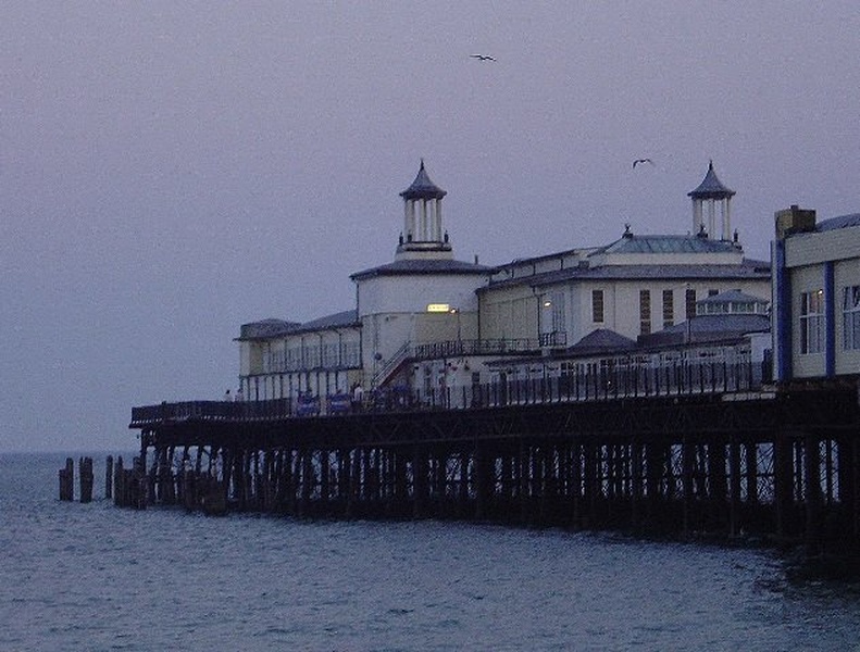 Večerni Hastings Pier by tasha
