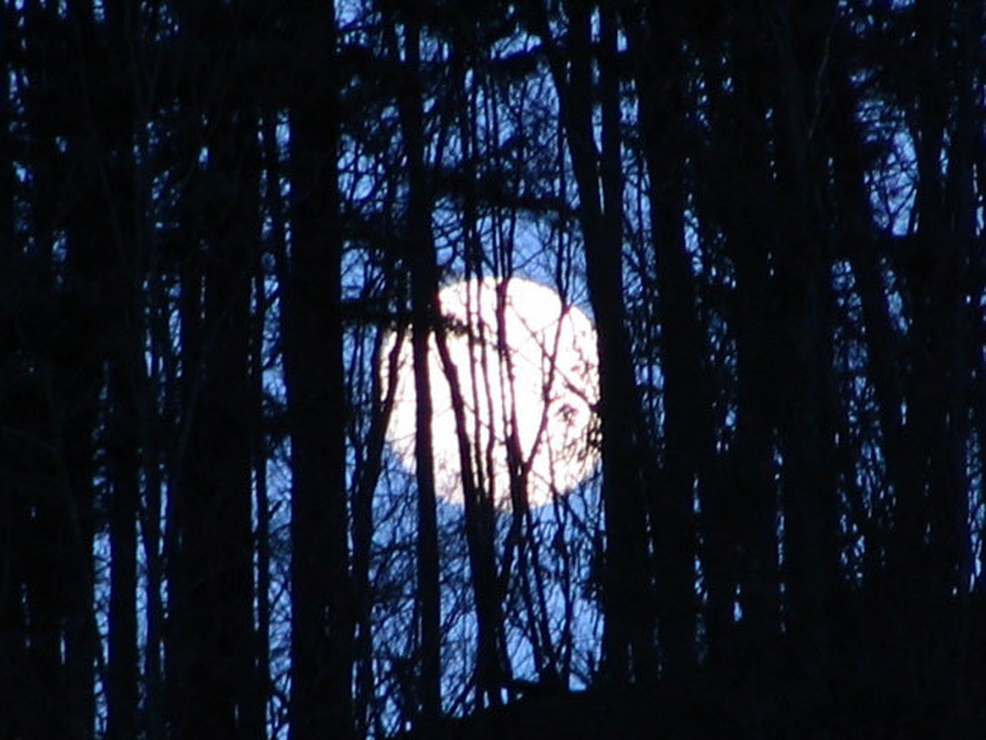 Luna za hribom by