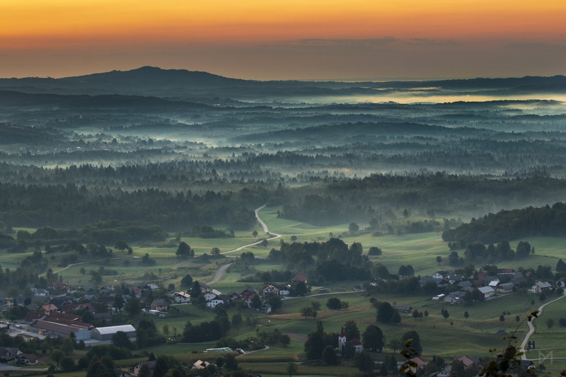 Prebujanje sonca nad Belo krajino by Dejan Mržljak