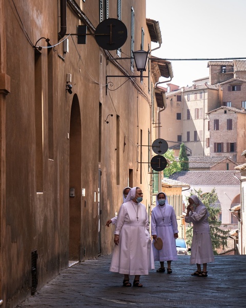 Siena street life (Toskana) by Anja Krošel