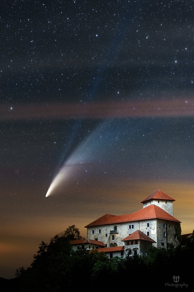 Stari grad s kometom Neowise by Uroš Fink