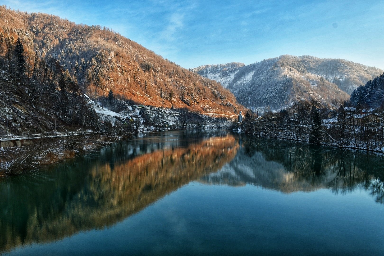 Drava z okolico. by Vinko Knezar