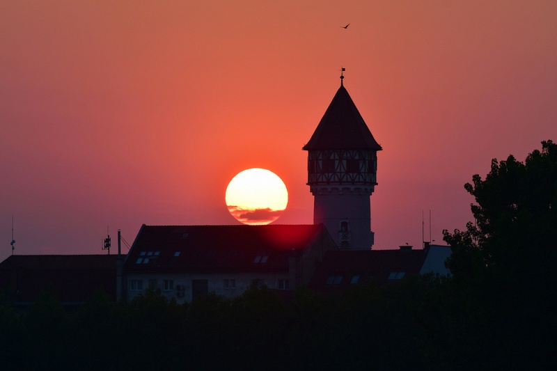 Brežiški vodovodni stolp ob sončnem zahodu by Egon Cokan