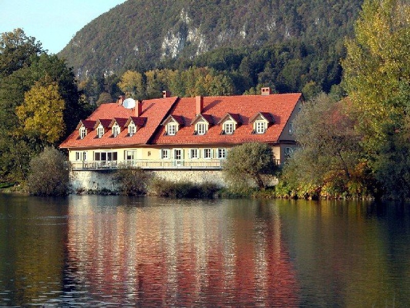 Hiša ob Savi by Ambasador