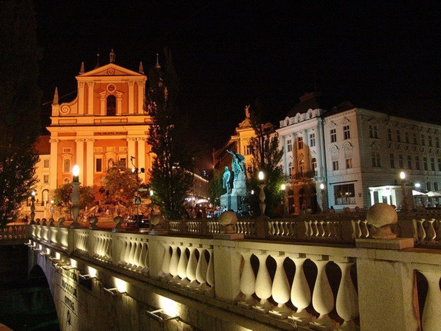 TROMOSTOVJE by