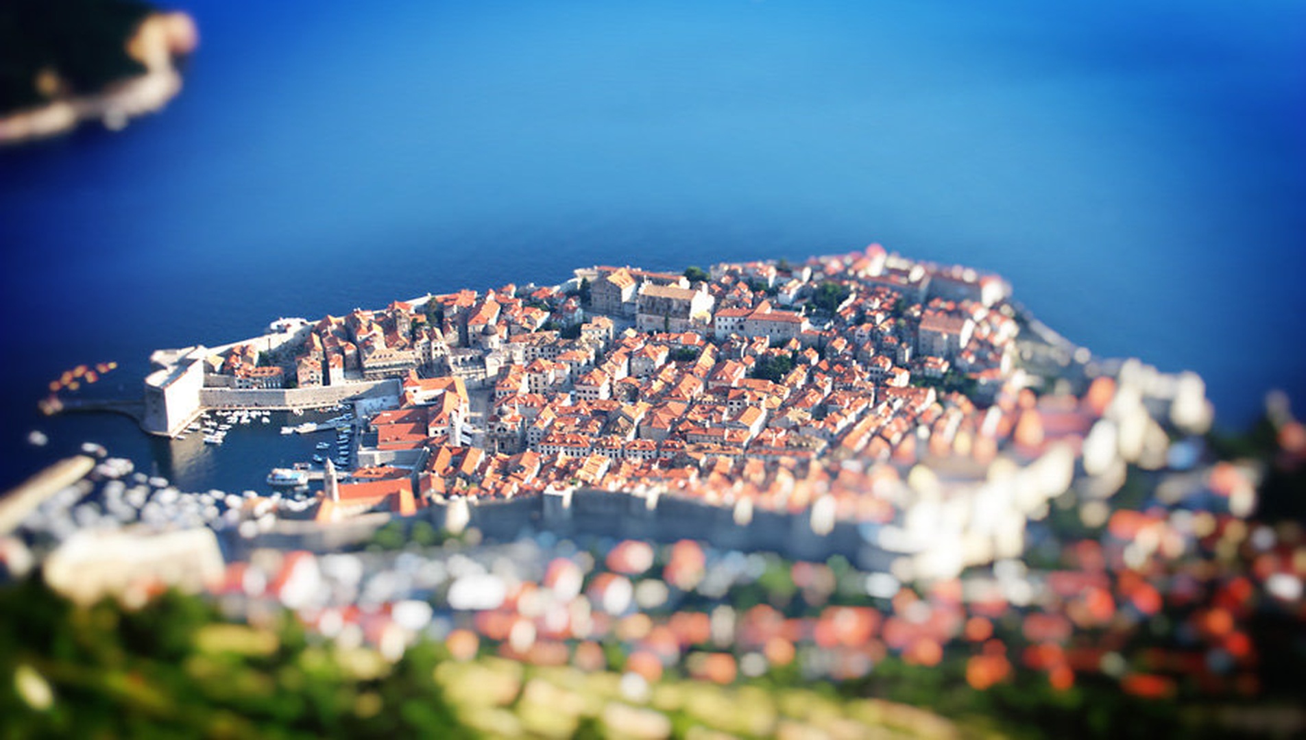 Miniatura by Sebastjan Balažic