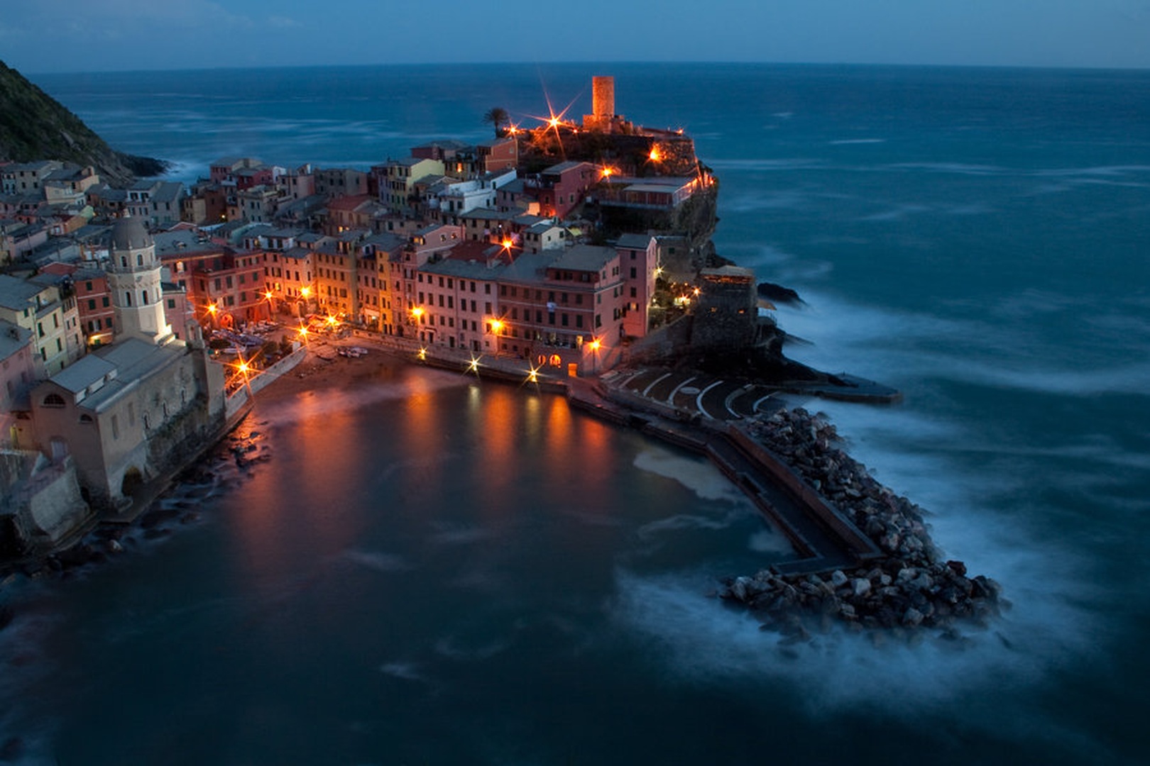 Vernazza v mraku by Aleš Farčnik