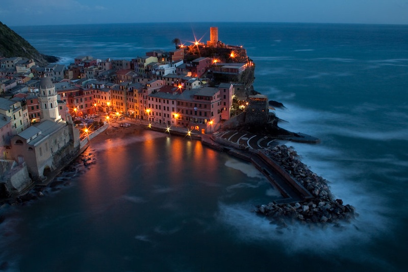 Vernazza v mraku by Aleš Farčnik