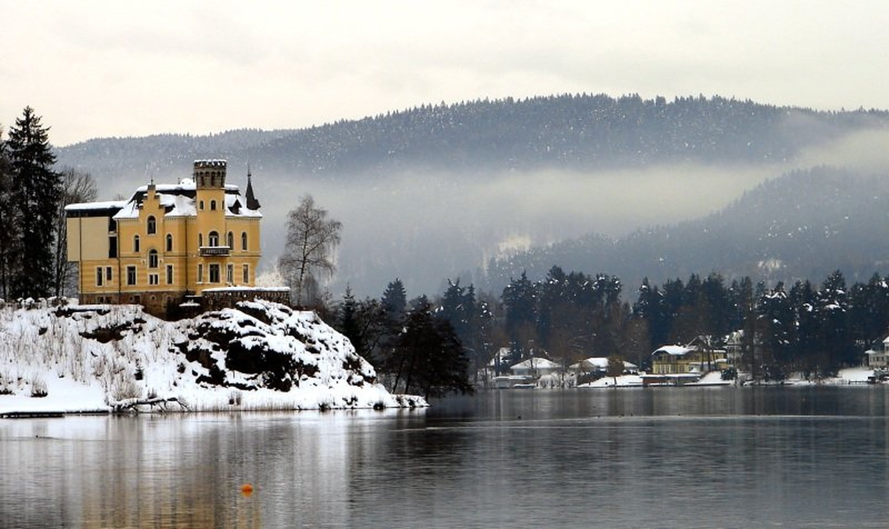 graščina ob jezeru by