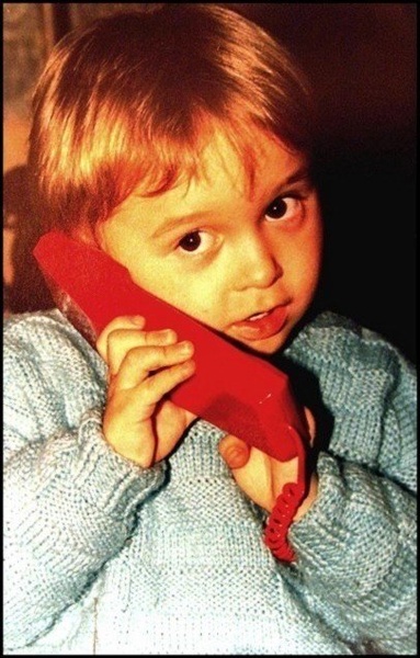 Tiho, govorim s predsednikom po rdečem telefonu. by sara avbersek