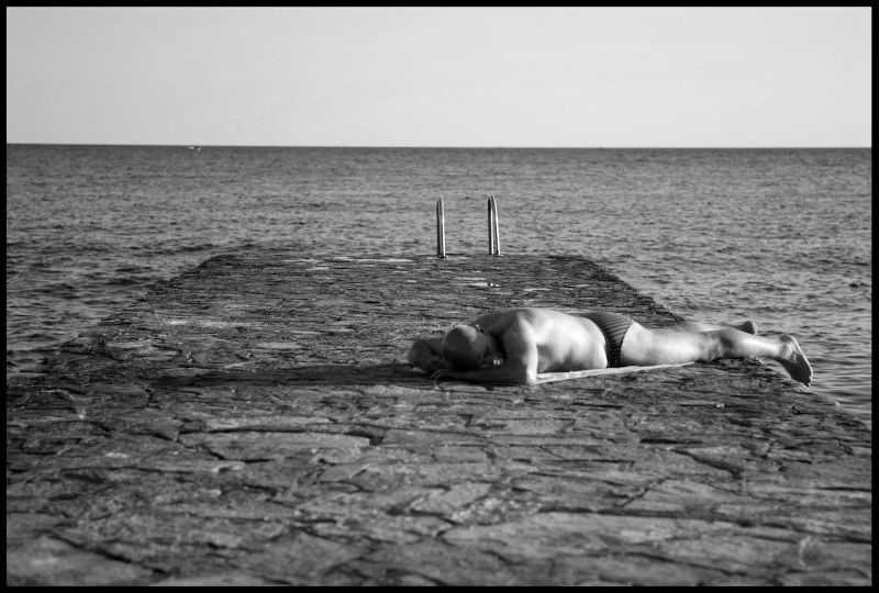 pozabljen na plaži by Armin Komarsky