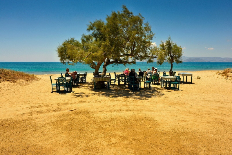 Taverna na plaži by Tomaž Lovšin