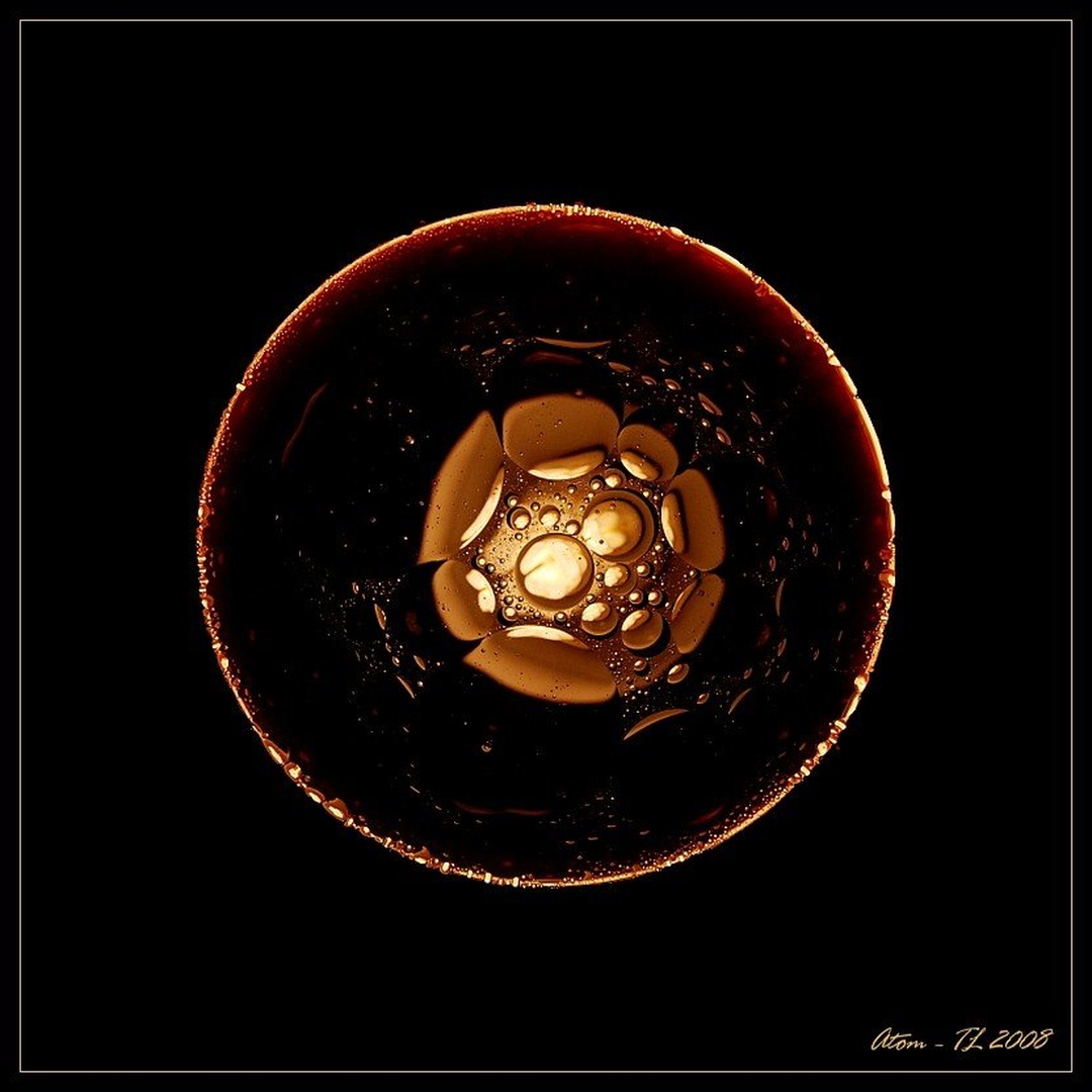Atom by Tomaž Lovšin