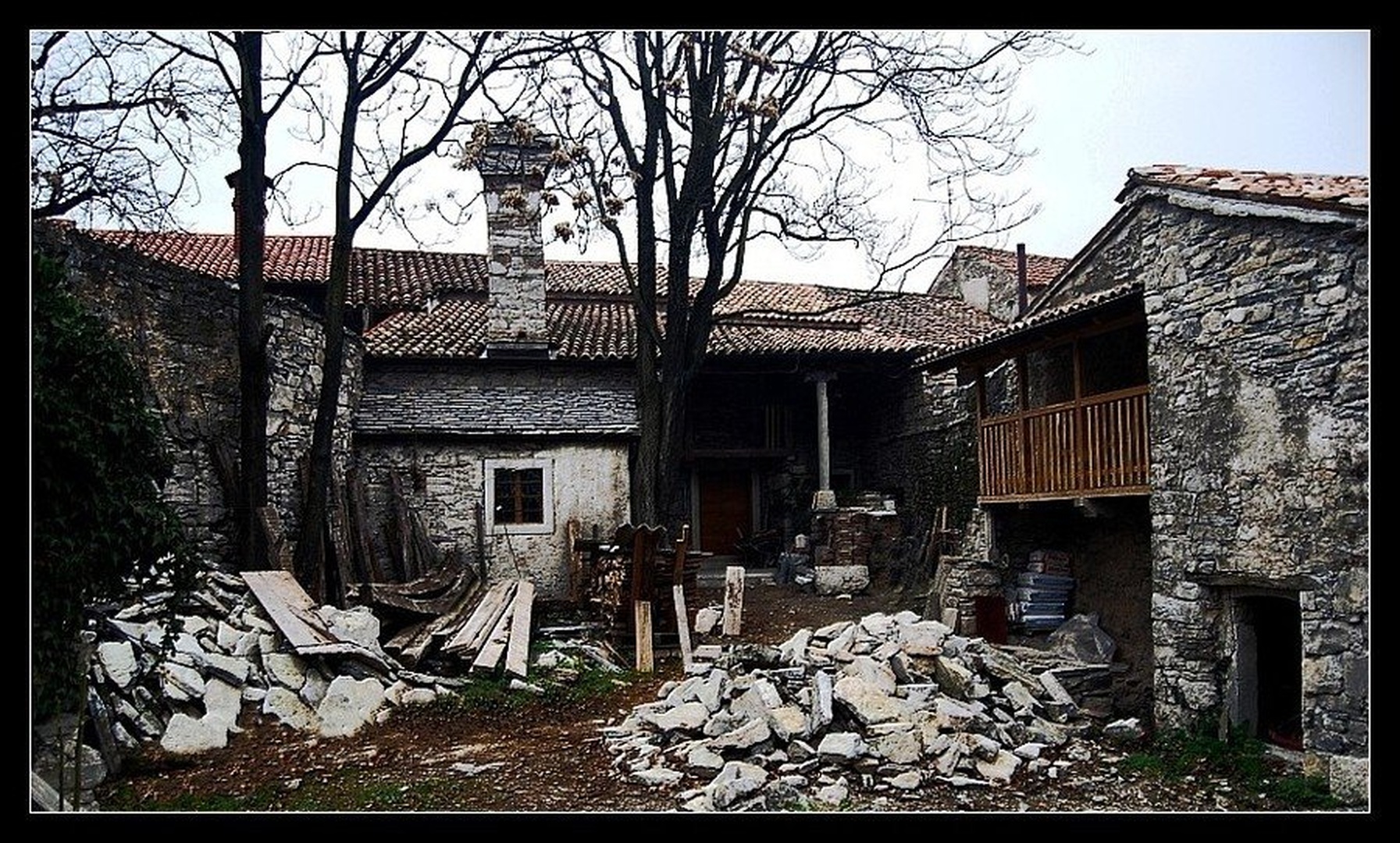 Stara kraška domačija by Tomaž Lovšin