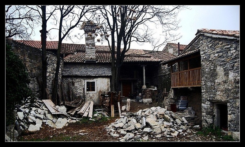 Stara kraška domačija by Tomaž Lovšin