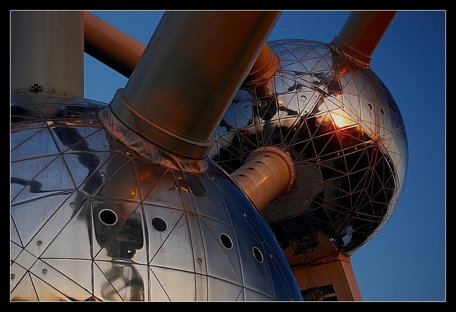 Atomium by Tomaž Lovšin