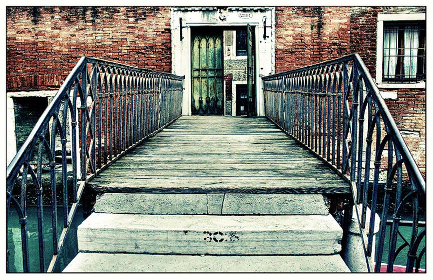 Comeon in! by Darko Pavlovic