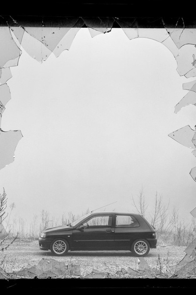 Clio v razbitem okvirju by Žiga Šparemblek