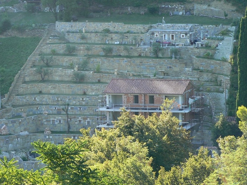 Hiša in hrib by Kremen