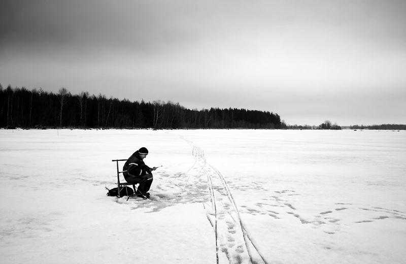 Ice fishing by piloot
