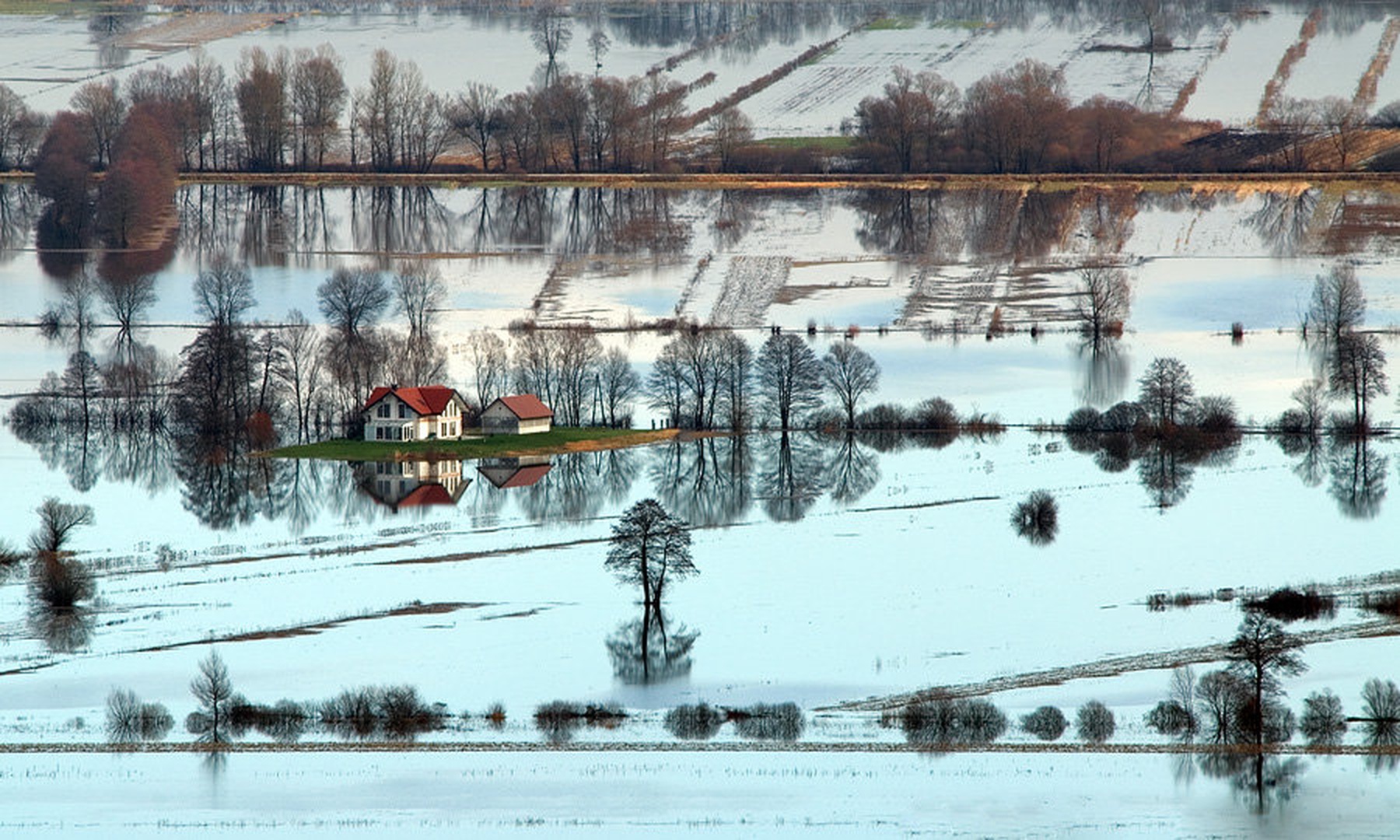 V objemu vode by Duško Dokošič